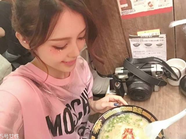 年會畫什么妝最好看上鏡？亮片妝絕對是最耀眼的