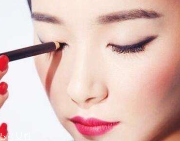 眼線貼怎么貼？教你畫出漂亮的眼線