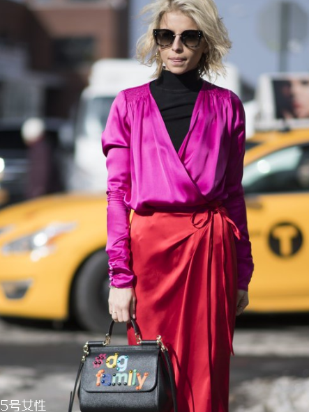 黑色高領(lǐng)毛衣怎么搭配？混搭出時(shí)髦著裝