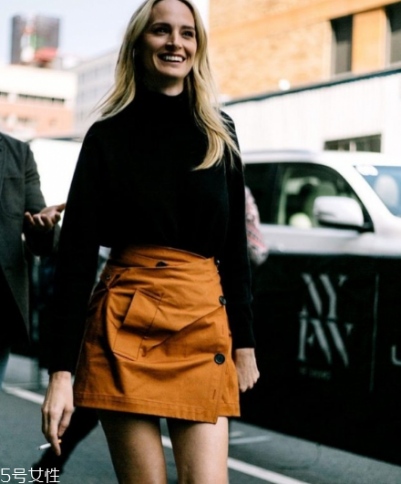 黑色高領(lǐng)毛衣怎么搭配？混搭出時(shí)髦著裝