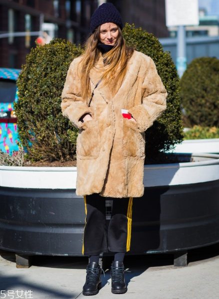 皮草搭配什么褲子好看？打造冬日新時(shí)尚