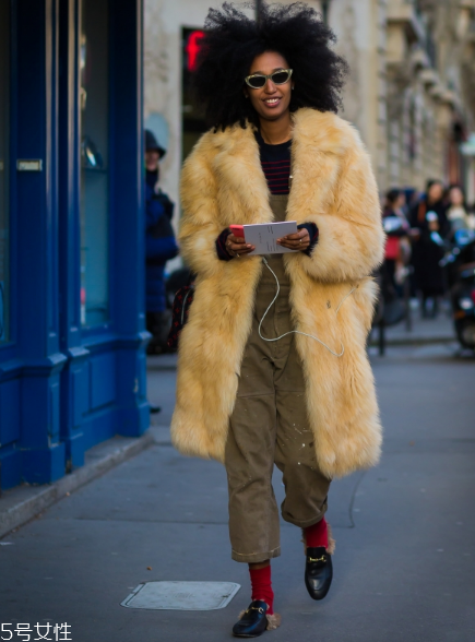 皮草搭配什么褲子好看？打造冬日新時(shí)尚