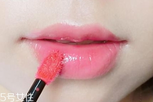 唇釉適合哪些人用？唇紋深的人