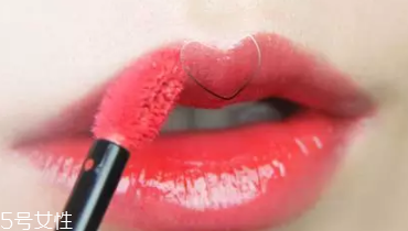 唇釉適合哪些人用？唇紋深的人