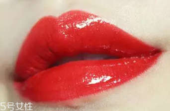 唇釉適合哪些人用？唇紋深的人