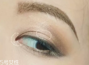 皮膚黑怎么選粉底？至少用兩種色號(hào)