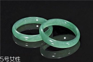 翡翠手鐲戴在哪只手好？行內(nèi)人士給出答案