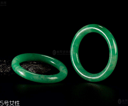 翡翠手鐲怎么養(yǎng)才能透？養(yǎng)翡翠的關(guān)鍵小竅門