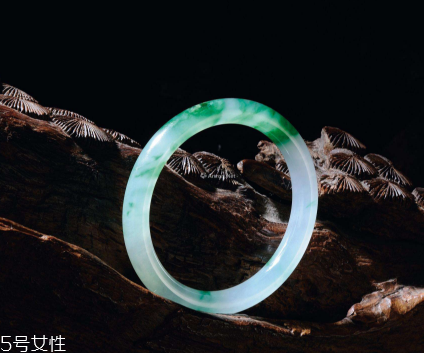 翡翠手鐲怎么養(yǎng)才能透？養(yǎng)翡翠的關(guān)鍵小竅門