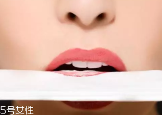 化妝新手怎么化唇妝？咬唇妝自然日常
