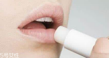 怎么涂口紅不干沒唇紋？淡化唇紋的唇膏這樣用有效