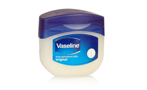 凡士林涂嘴唇可以吃嗎？凡士林唇膏使用步驟