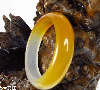 黃龍玉手鐲多少錢(qián)？這個(gè)種類(lèi)的價(jià)值最貴