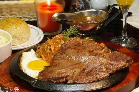 烤箱烤牛排要包錫紙嗎 烤箱烤牛排注意事項(xiàng) 烤箱烤牛排要包錫紙嗎 烤箱烤牛排注意事項(xiàng)