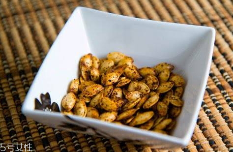 烤箱烤南瓜子溫度時(shí)間 烤箱烤南瓜子注意事項(xiàng) 烤箱烤南瓜子溫度時(shí)間 烤箱烤南瓜子注意事項(xiàng)