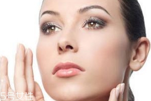 美白精華可以常年使用嗎？春秋用最好