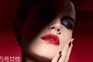 怎么涂口紅不干沒唇紋？淡化唇紋的唇膏這樣用有效