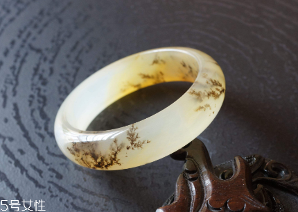 黃龍玉手鐲戴哪只手？手鐲佩戴要當心