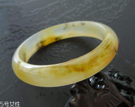 黃龍玉手鐲起棉怎么辦？正?，F(xiàn)象不必驚慌