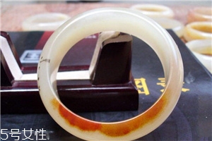 黃龍玉手鐲起棉怎么辦？正常現(xiàn)象不必驚慌