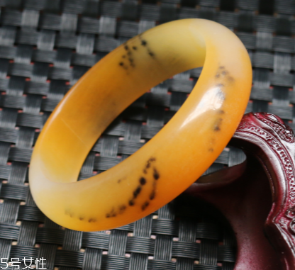 黃龍玉手鐲什么顏色才是最好的？這樣選絕不出錯(cuò)