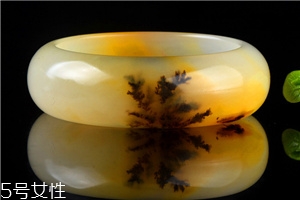 黃龍玉手鐲什么顏色才是最好的？這樣選絕不出錯