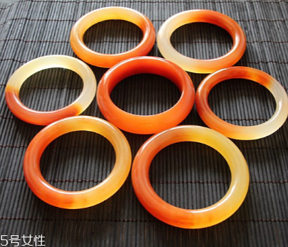 黃龍玉手鐲對(duì)身體好嗎？原來(lái)戴玉的好處這么多