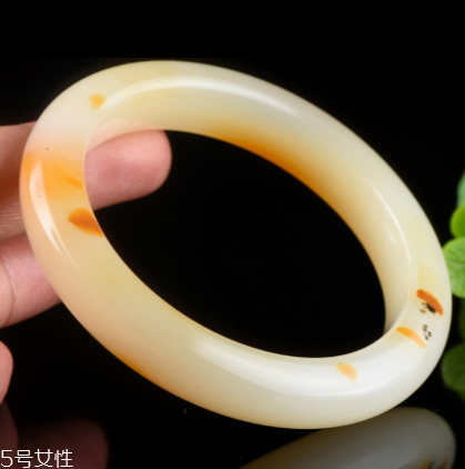 黃龍玉手鐲對(duì)身體好嗎？原來(lái)戴玉的好處這么多