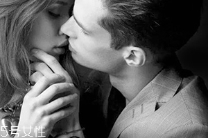 唇膏和唇膜的區(qū)別 唇膜比唇膏更具修復力