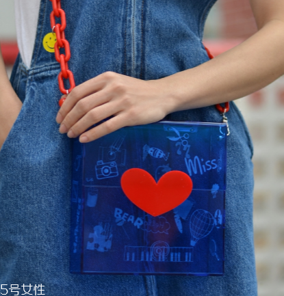 過年背什么包包好看？2018最火的包包款式