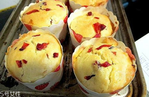 烤箱烤紙杯蛋糕的溫度和時(shí)間 烤箱烤紙杯蛋糕的注意事項(xiàng) 烤箱烤紙杯蛋糕的溫度和時(shí)間 烤箱烤紙杯蛋糕的注意事項(xiàng)