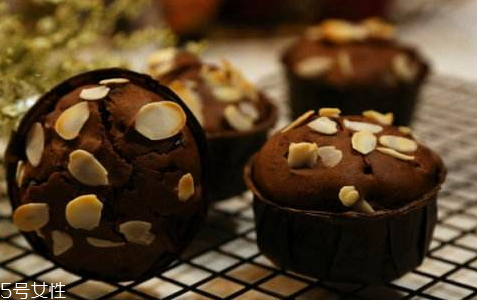 烤箱烤紙杯蛋糕的溫度和時(shí)間 烤箱烤紙杯蛋糕的注意事項(xiàng) 烤箱烤紙杯蛋糕的溫度和時(shí)間 烤箱烤紙杯蛋糕的注意事項(xiàng)