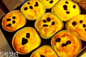 烤箱烤紙杯蛋糕的溫度和時(shí)間 烤箱烤紙杯蛋糕的注意事項(xiàng) 烤箱烤紙杯蛋糕的溫度和時(shí)間 烤箱烤紙杯蛋糕的注意事項(xiàng)