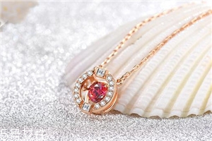 項鏈纏在一起怎么辦？教你輕松解開項鏈打結