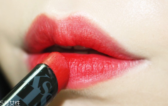 紅唇妝怎么畫最好看？復(fù)古紅唇妝的畫法