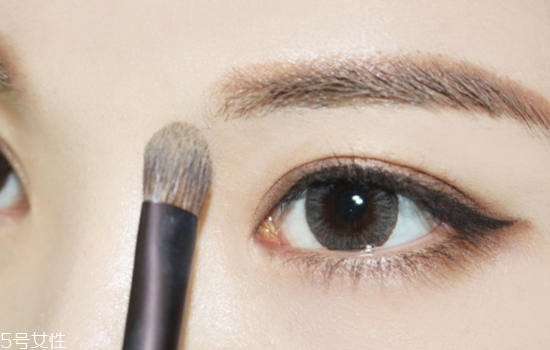 紅唇妝怎么畫最好看？復(fù)古紅唇妝的畫法