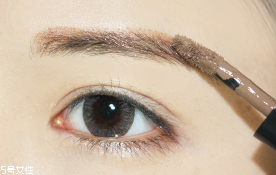 紅唇妝怎么畫最好看？復(fù)古紅唇妝的畫法