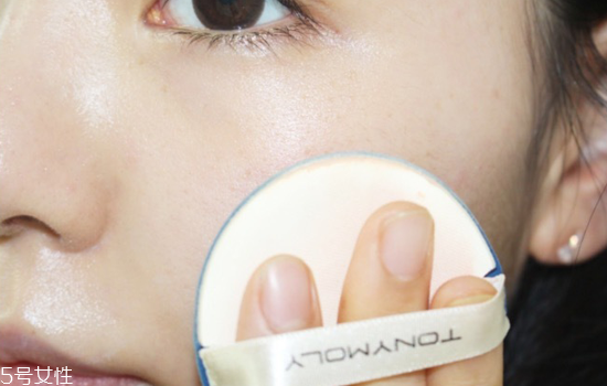 紅唇妝怎么畫最好看？復(fù)古紅唇妝的畫法