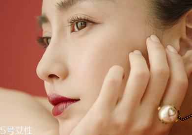 紅唇妝怎么畫最好看？復(fù)古紅唇妝的畫法