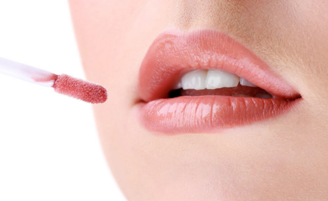 涂口紅嘴巴干怎么辦？緩解嘴唇干裂脫皮的方法