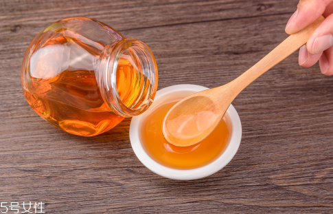 嘴唇干裂脫皮可以用蜂蜜嗎？滋潤(rùn)唇部小妙招