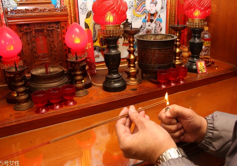 炒菜時(shí)油鍋起火時(shí)應(yīng)該怎么辦 絕對(duì)不能澆水