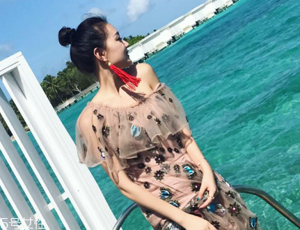 一字肩衣服怎么搭配？時(shí)髦精的高端裸露