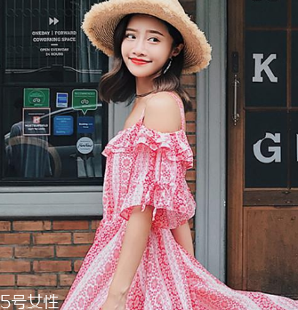 一字肩衣服怎么搭配？時(shí)髦精的高端裸露