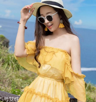 一字肩衣服怎么搭配？時(shí)髦精的高端裸露