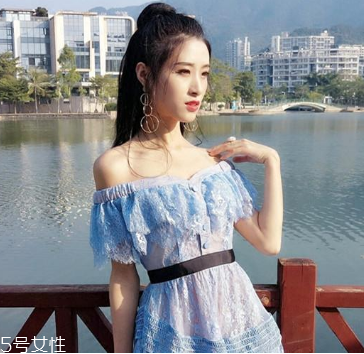 一字肩衣服怎么搭配？時(shí)髦精的高端裸露