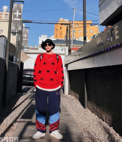 紅色毛衣配什么褲子男 三種搭配將帥氣與時(shí)尚兼具 紅色毛衣配什么褲子男 三種搭配將帥氣與時(shí)尚兼具