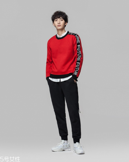 紅色毛衣配什么褲子男 三種搭配將帥氣與時(shí)尚兼具 紅色毛衣配什么褲子男 三種搭配將帥氣與時(shí)尚兼具