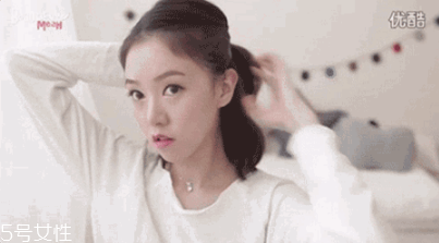 短發(fā)發(fā)尾外翻的發(fā)型怎么弄？誰弄誰美