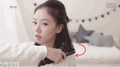 短發(fā)發(fā)尾外翻的發(fā)型怎么弄？誰弄誰美